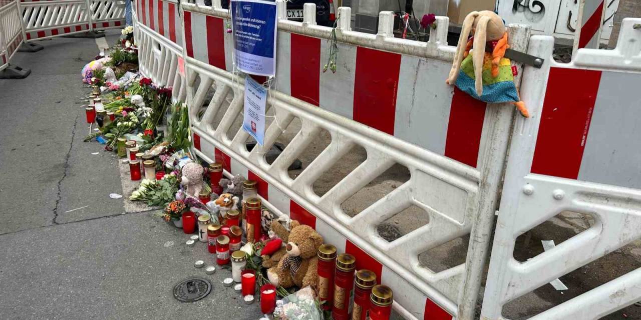 Solingen’deki Hayatını Kaybeden Aile Kundaklanan Evlerinin Önünde Anıldı