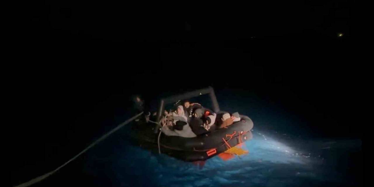 İzmir Açıklarında 23 Düzensiz Göçmen Kurtarıldı, 2 Göçmen Yakalandı