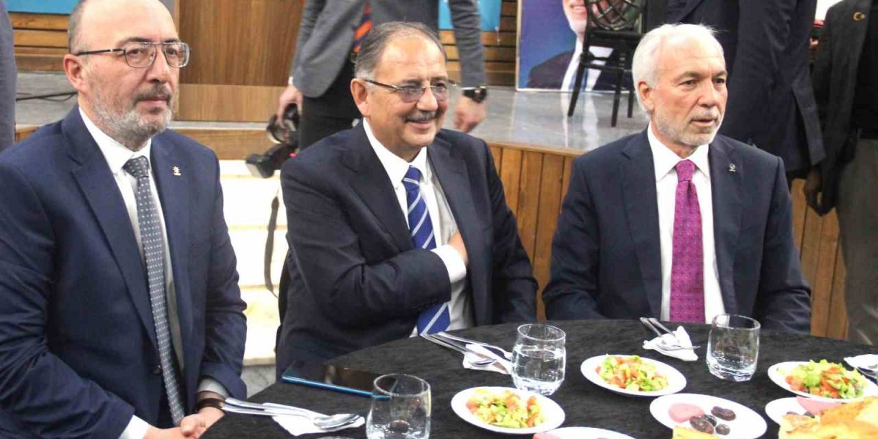 Bakan Özhaseki: "Deprem Bölgesinde 300 Binden Fazla Konut İnşaatı Devam Ediyor"