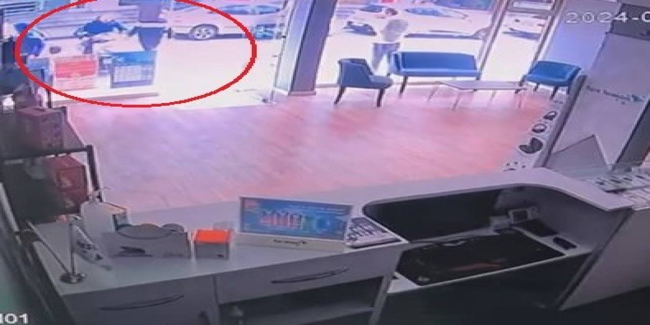 Elini Gaz Pedalında Unuttu, Dükkana Daldı...