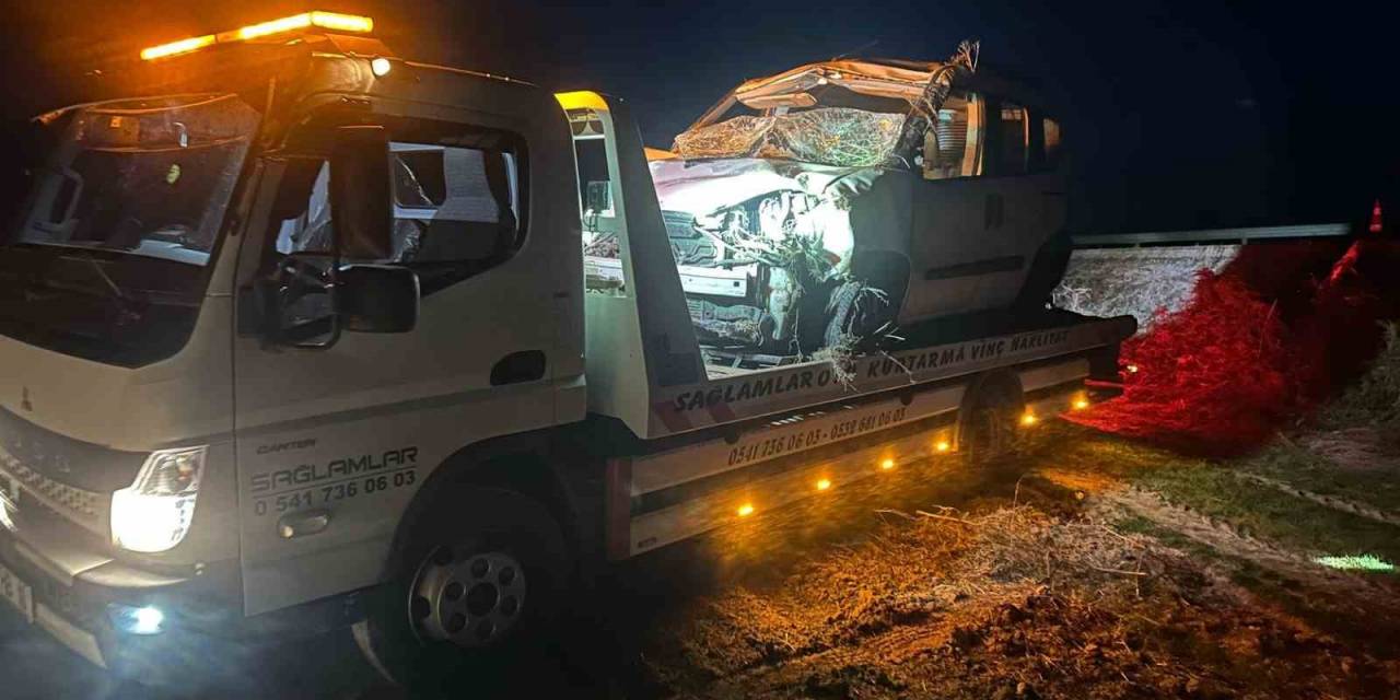 Takla Atıp Şarampole Devrilen Araçta 4 Kişi Yaralandı