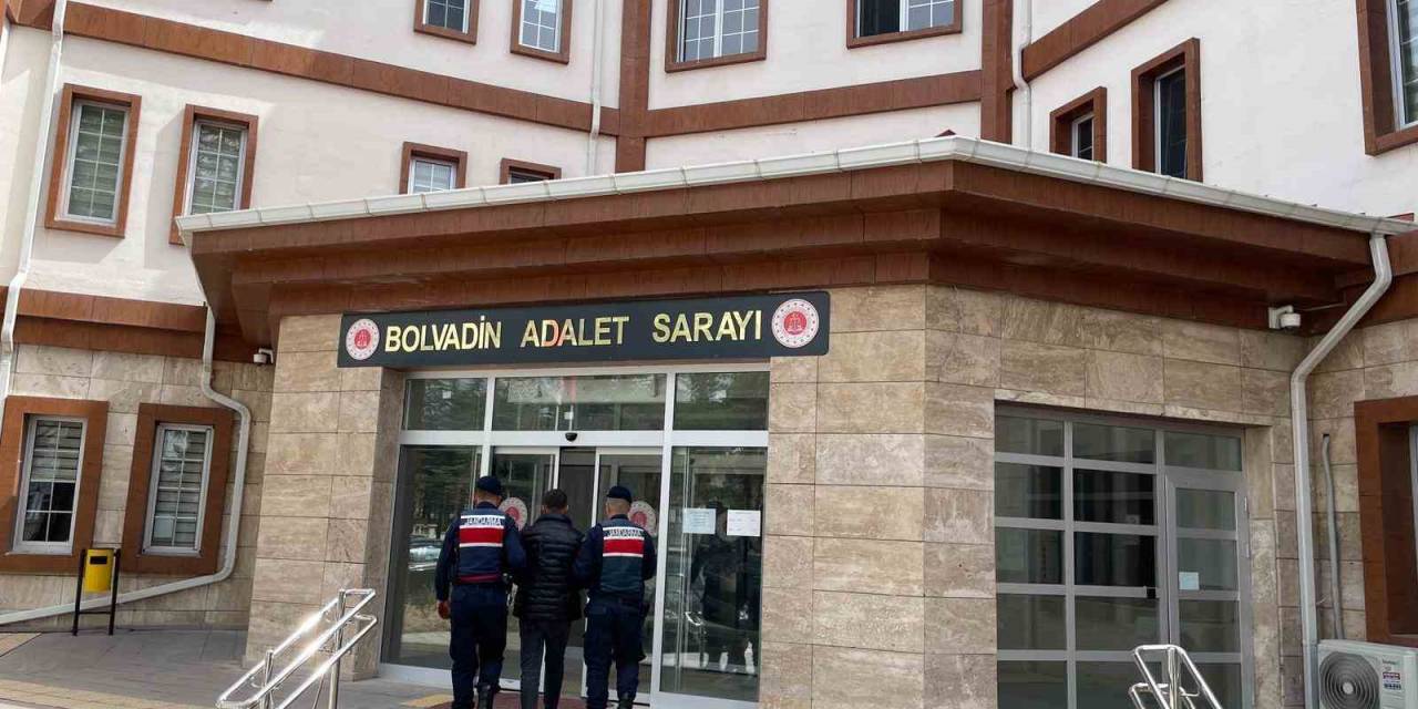5 Yıl Hapis Cezasıyla Aranan Ve Köyde Saklanan Şahsı Jandarma Yakaladı