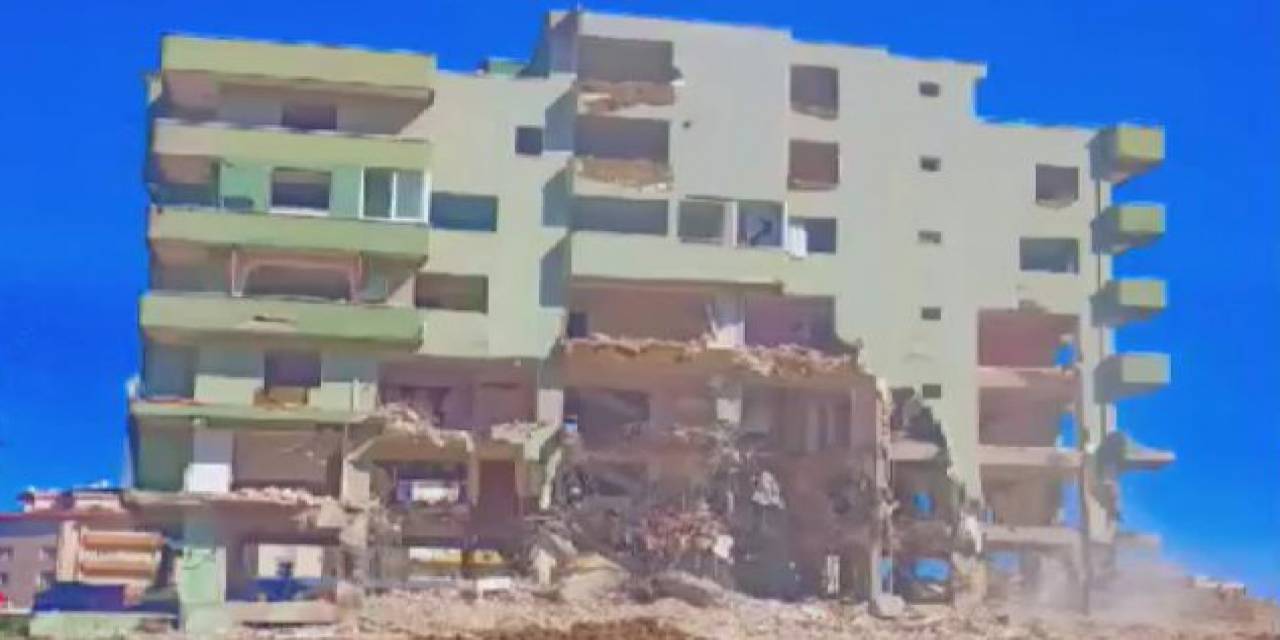 6 Katlı Bina İş Makinesinin Darbesiyle Yerle Bir Oldu, O Anlar Kamerada