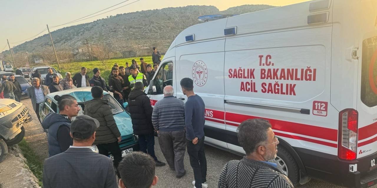 Hafif Ticari Araç İle Otomobil Çarpıştı: 1 Yaralı