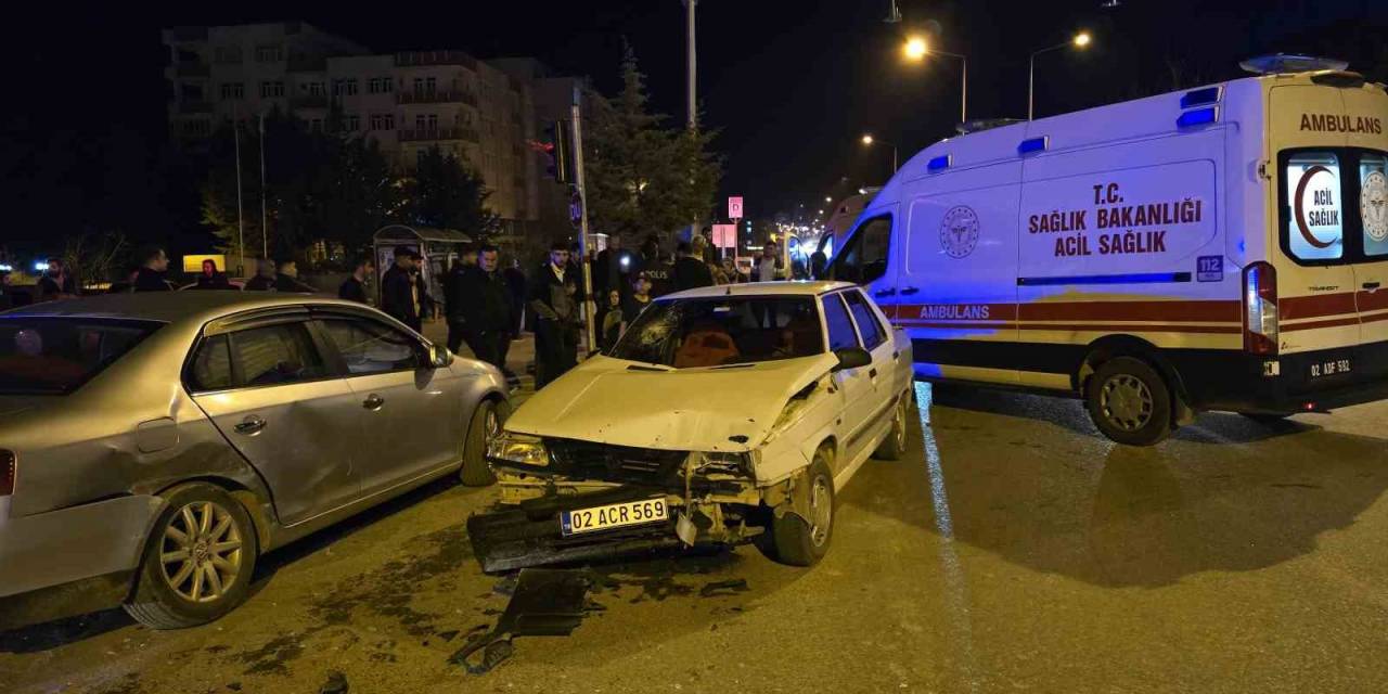 Adıyaman’da İki Otomobil Çarpıştı: 12 Yaralı