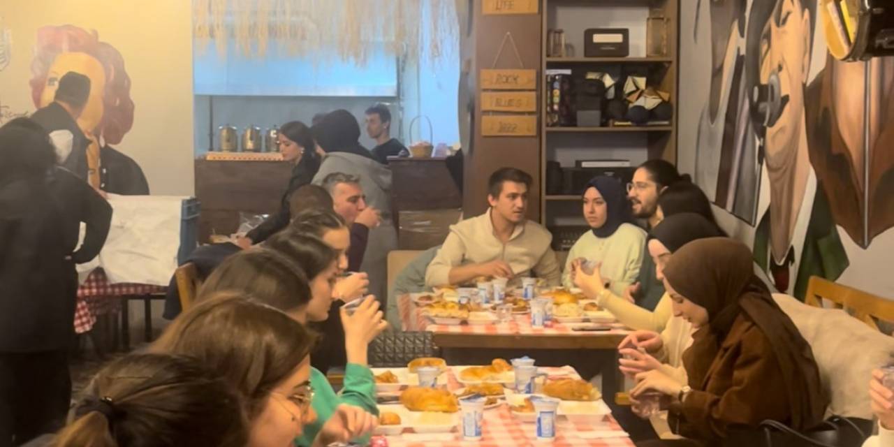 Öğrenciler Hatay’daki Kardeşleri İçin İftar Sofrası Kurdu
