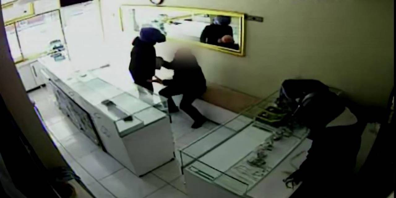 Derdest Ettikleri Kuyumcuyu Gasp Eden Silahlı Soyguncular Kamerada