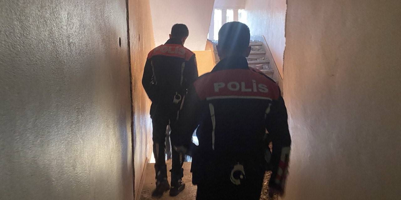 Ağır Hasarlı Binada Kalan Genç Kız Ailesine Teslim Edildi