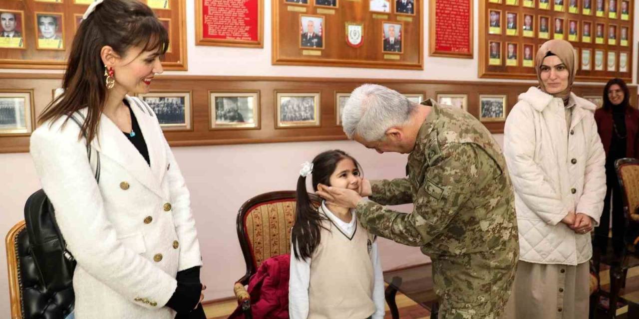 Erzurum’da Öğrenciler İlk Mektuplarını Asker Abilerine Yazdı