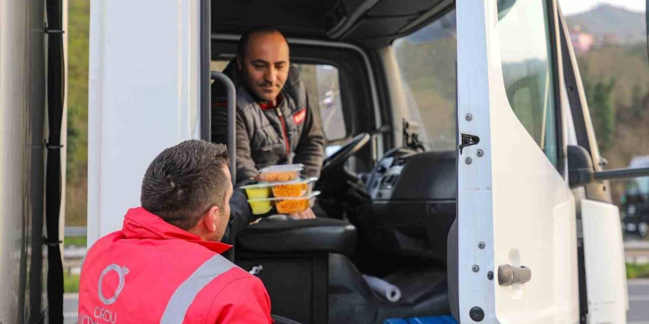 Tır Şoförleri İftar Saatini Ordu’ya Göre Ayarlıyor