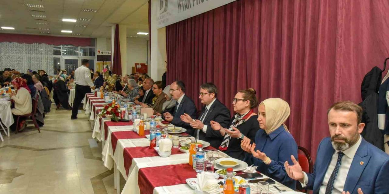İftar Yemeğinde Akademik Ve İdari Personel Bir Arada