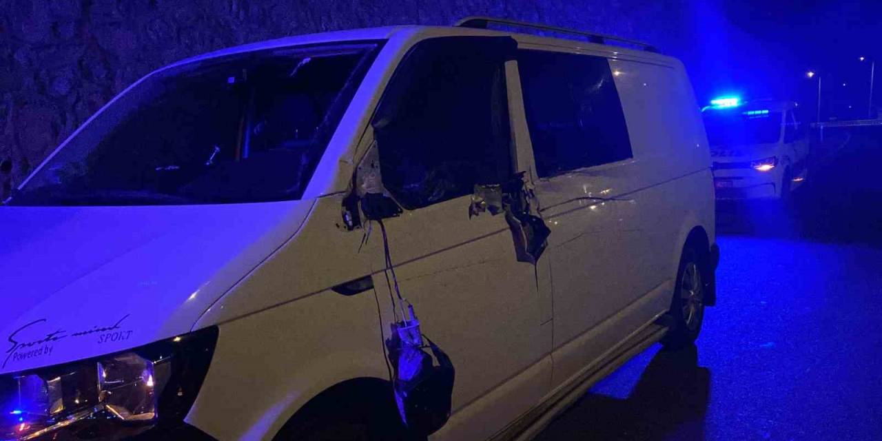 Şerit Değiştiren Tır Panelvanı Bariyere Sıkıştırdı