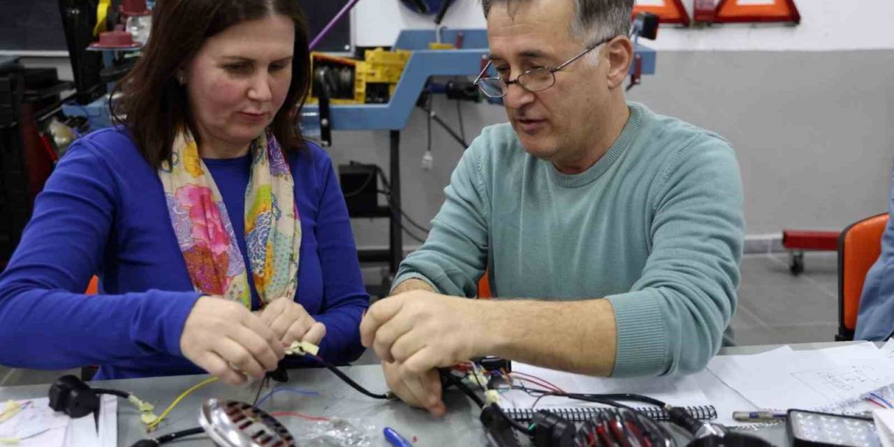 Ukraynalı Eşi İle Tamiri Öğreniyor