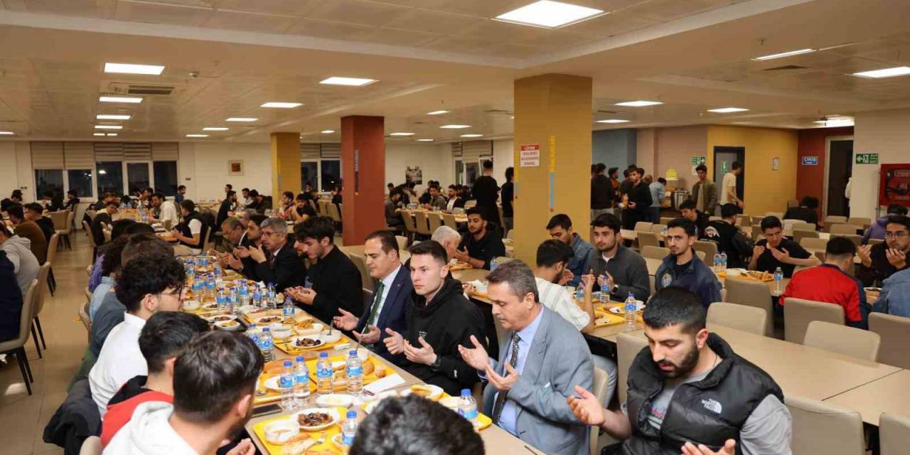 Vali Akbıyık, Kyk Öğrencileri İle İftar Yaptı