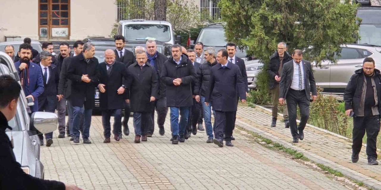 Bakan Tekin Acı Haberi Tokat’ta Aldı, Programlarını Yarıda Kesip Ankara’ya Döndü