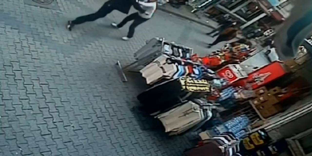 Fatih’te Dehşet Anları Kamerada: Alacak Verecek Tartışmasında Arkadaşını Defalarca Bıçakladı