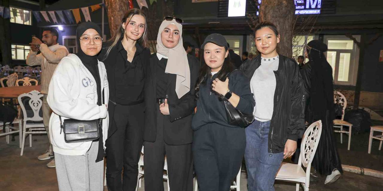 Bu İftarda Bin 200 Kişi Aynı Sofrada Buluştu