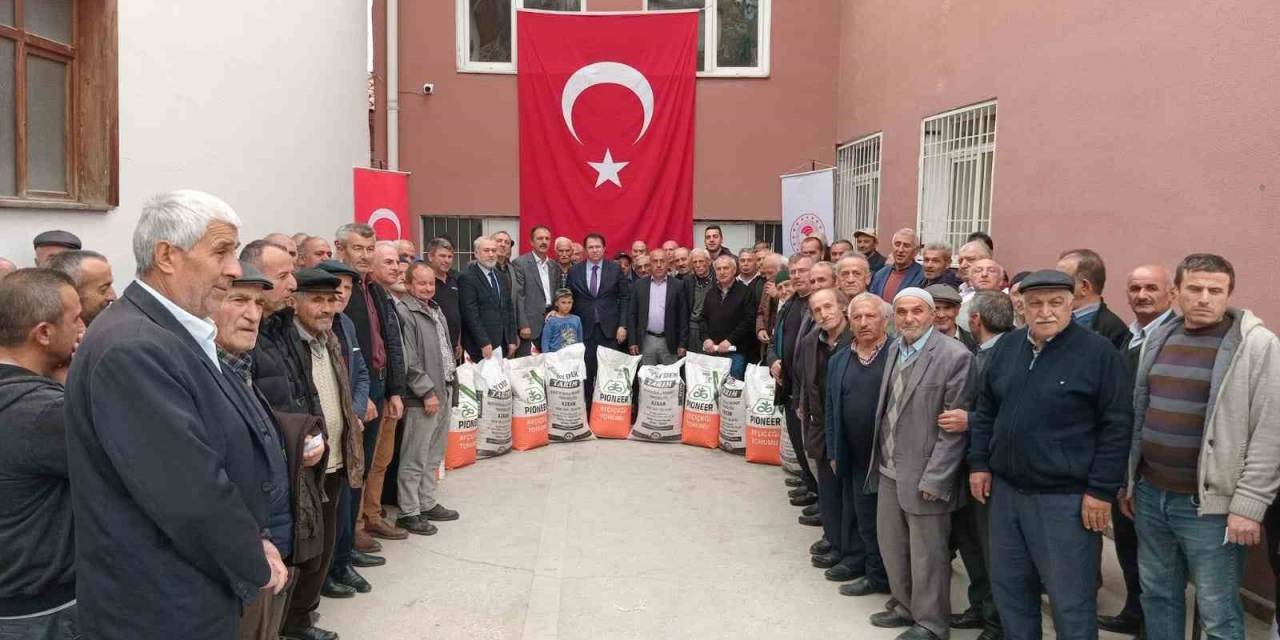 Niksarlı 301 Çiftçiye Nohut Ve Ayçiçeği Tohumu Dağıtıldı