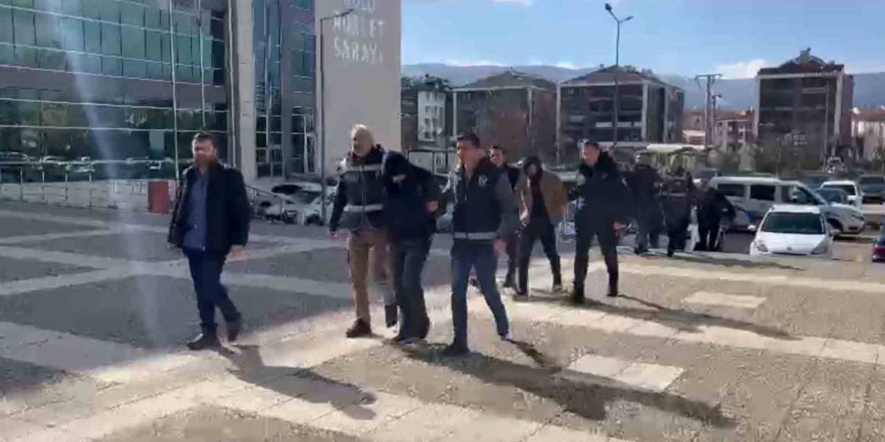 İş Adamını Otomobiline Bindiği Sırada Gasp Ettiler