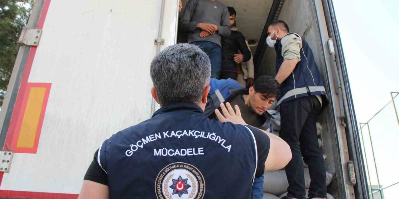 Amasya’da Mercimek Yüklü Tırdan 40 Kaçak Göçmen Çıktı