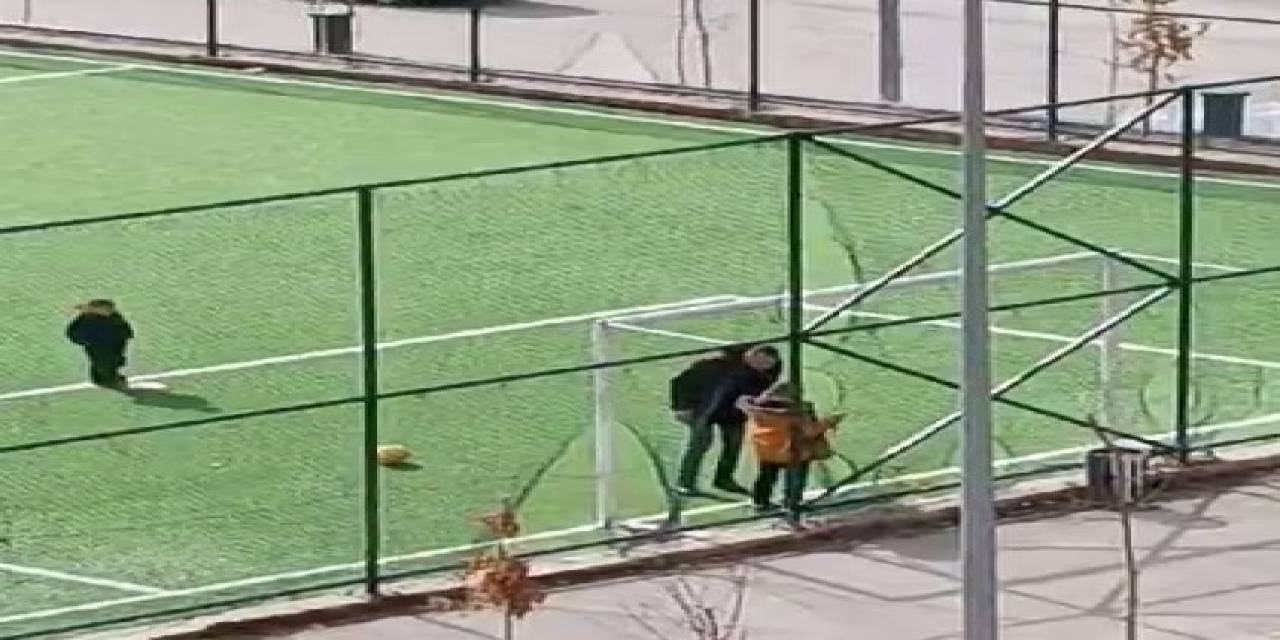 Bir Babanın Çocuğuna Yaptığı Akıl Almaz Görüntüler