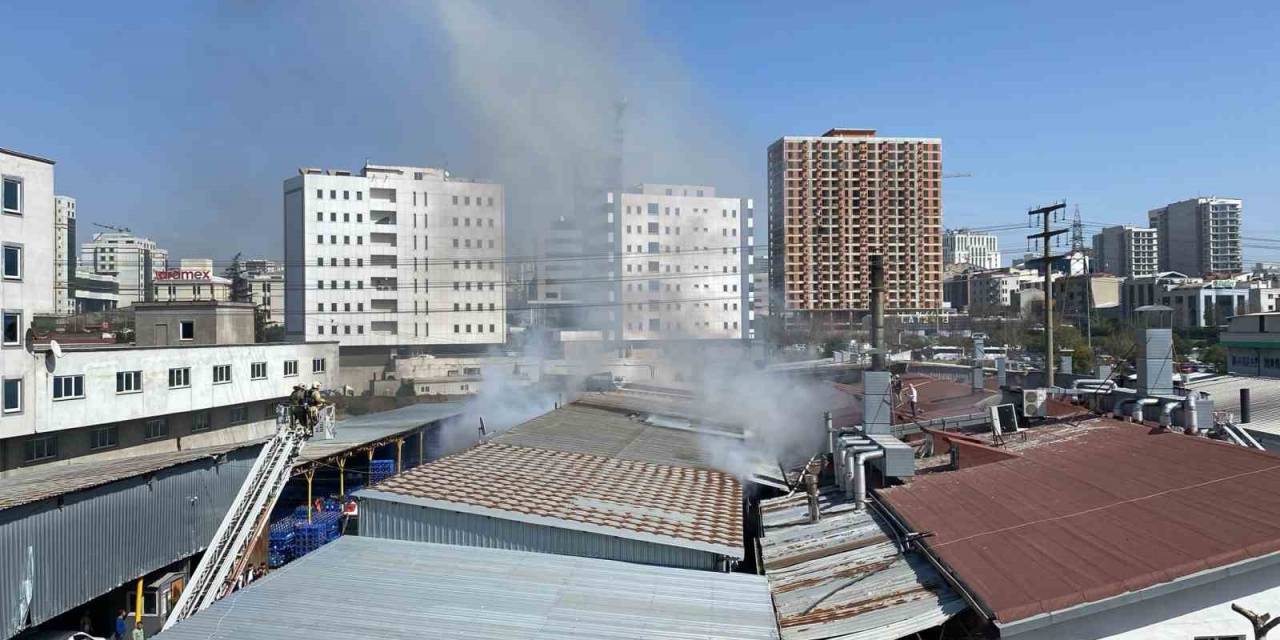 Küçükçekmece’de Tekstil Fabrikasının Deposunda Korkutan Yangın