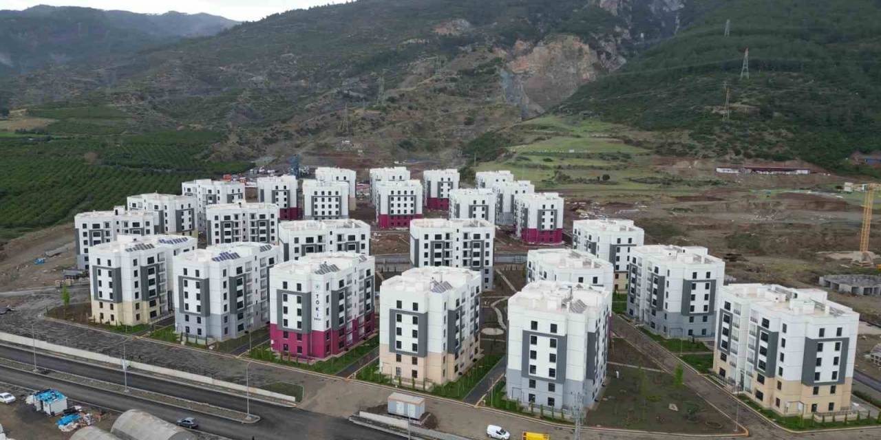 Afetzede Vatandaş, Yeni Yuvasının Anahtarını Teslim Almanın Mutluluğunu Yaşıyor