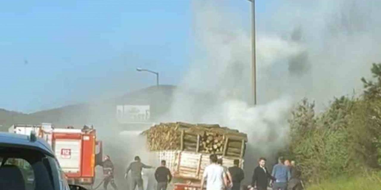 Tem’de Ağaç Yüklü Tır Alevlere Teslim Oldu