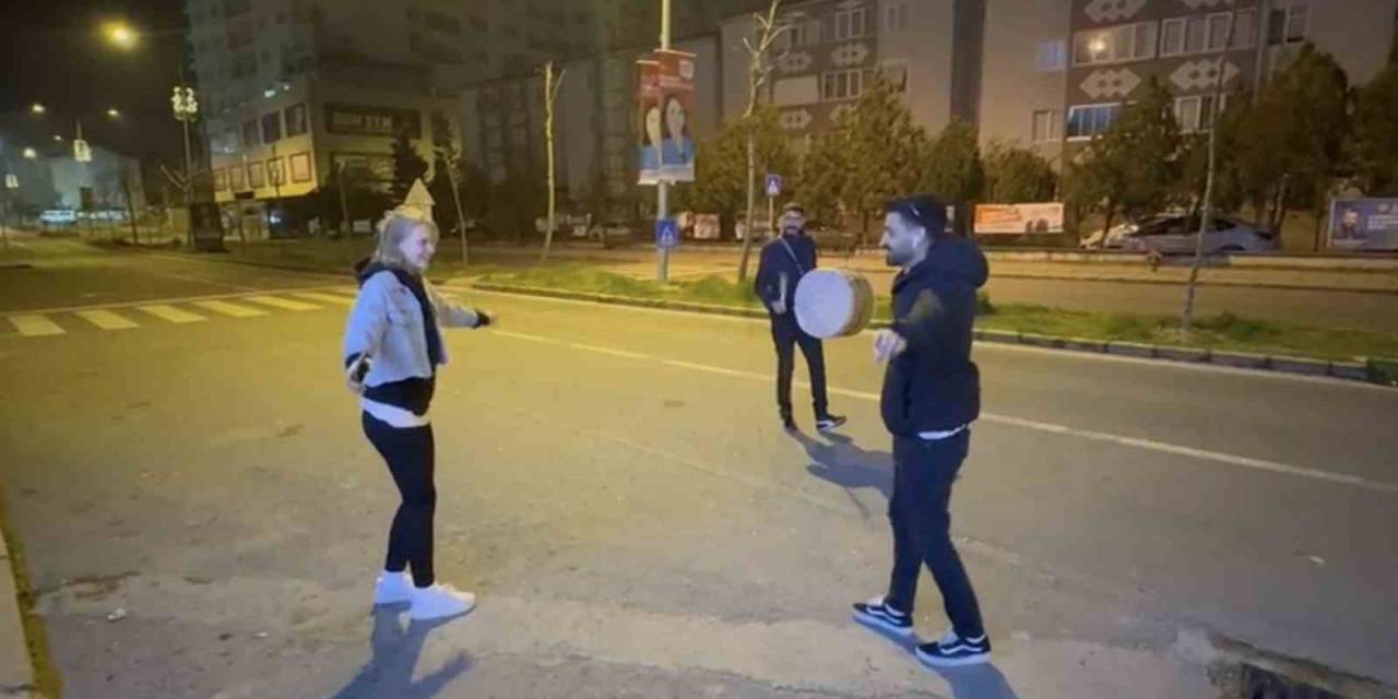 İşten Çıkan Gençler Ramazan Davulu Eşliğinde Oynadı