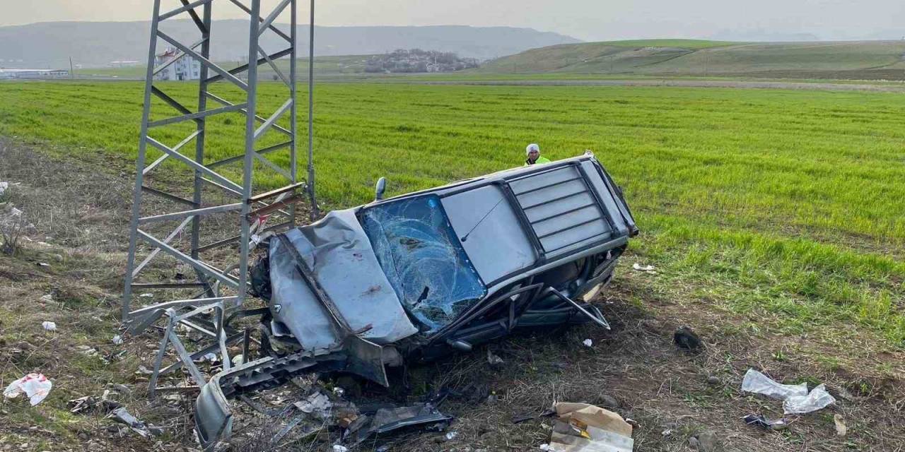 Elazığ’da Hafif Ticari Araç Elektrik Direğine Çarptı: 5 Yaralı