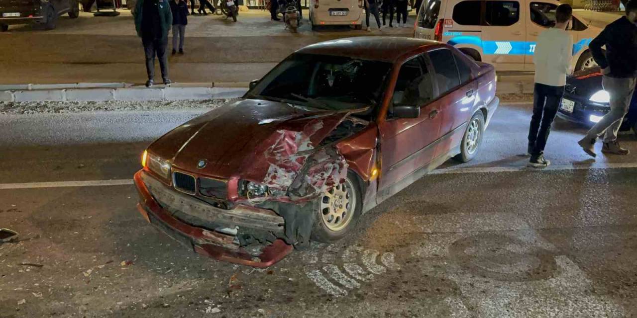 Otomobil Kırmızı Işıkta Bekleyen Minibüse Çarptı: 1 Yaralı