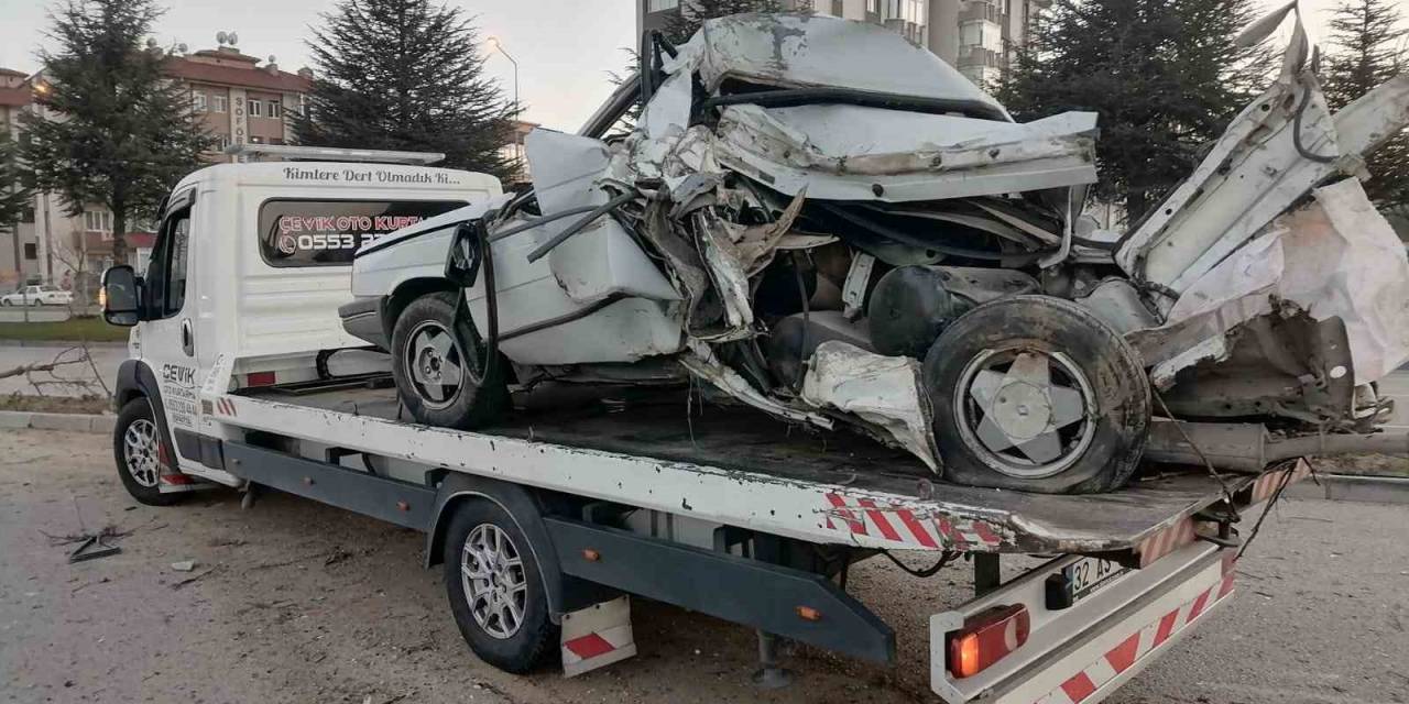 Kamyonet İle Otomobil Çarpıştı: 1 Yaralı