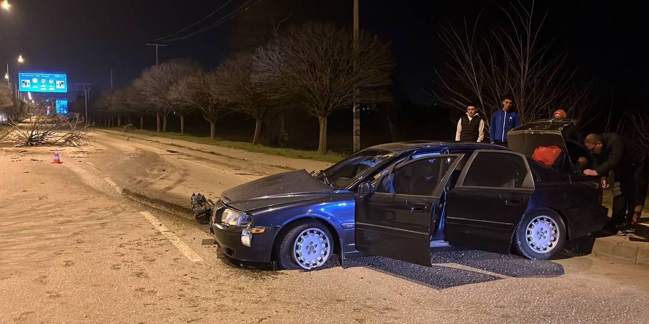 İki Ağacı Kökünden Söken Otomobil, Karşı Şeride Uçtu: Sürücünün Burnu Bile Kanamadı