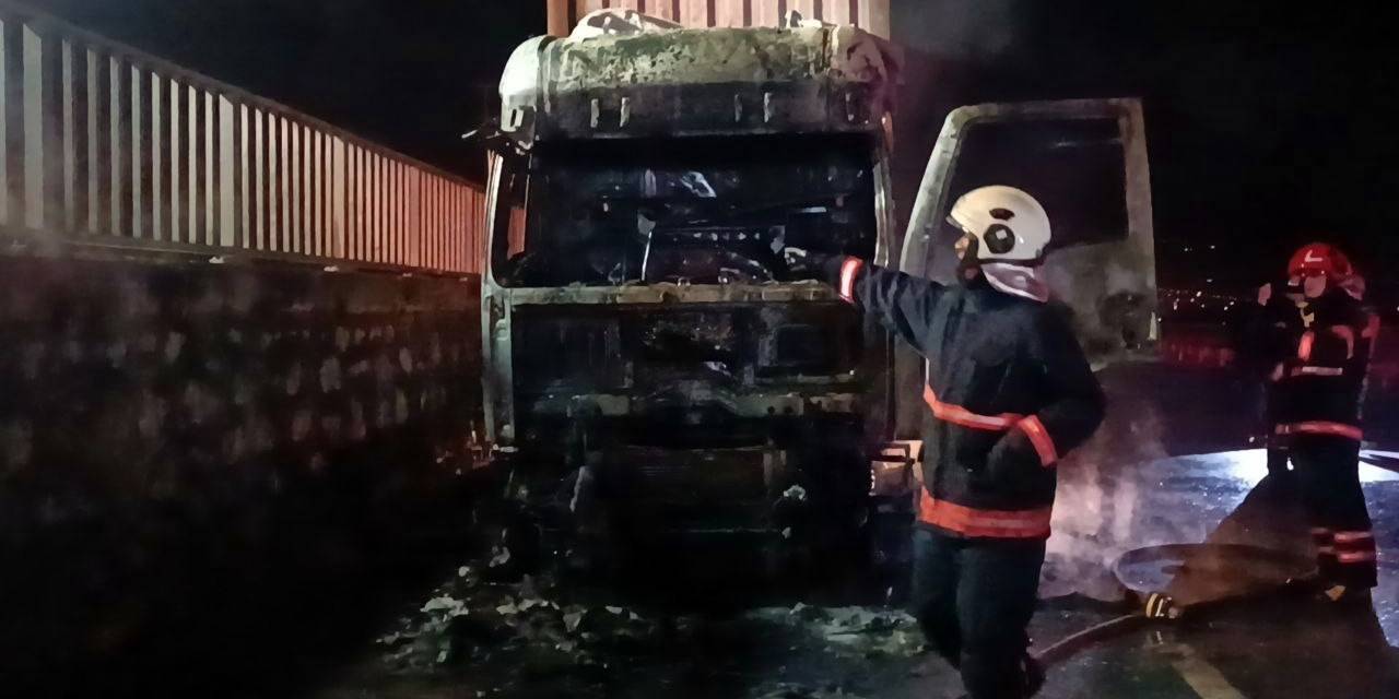 Seyir Halindeyken Yanan Tır Küle Döndü