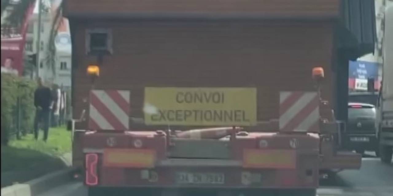 Üzerinde Taşınabilir Ev Olan Tır, Üst Geçit Altında Sıkıştı