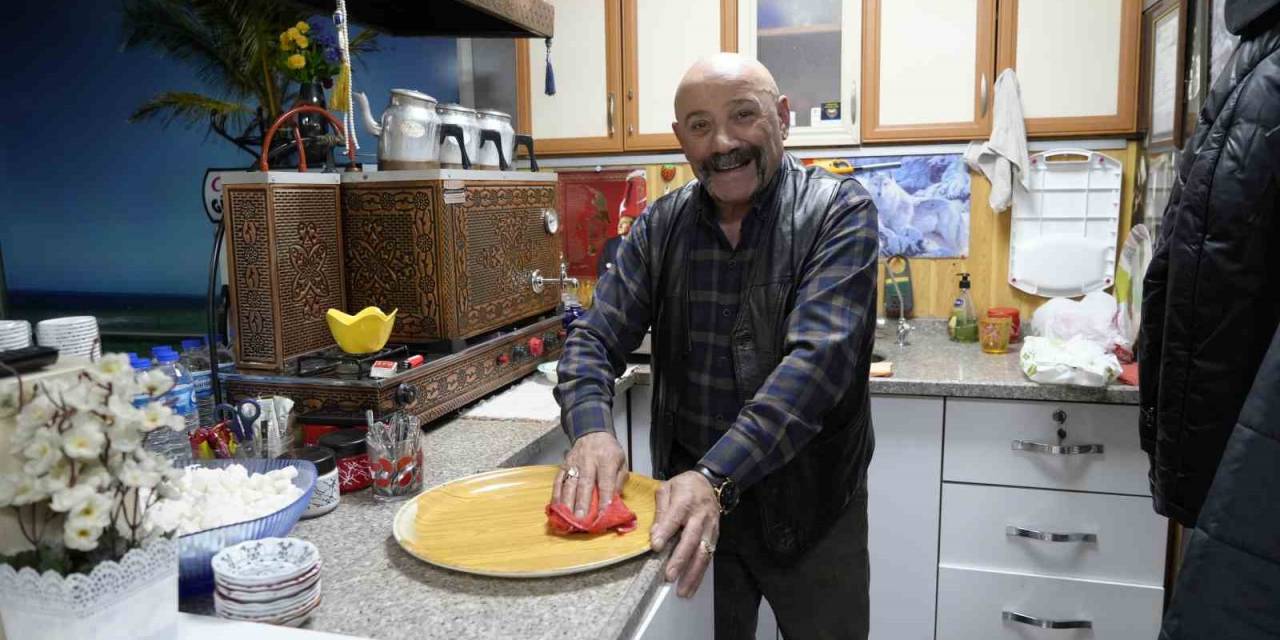 Gümüşhaneli Kıraathane İşletmecisi Titizliğiyle Müşterilerine Ev Ortamı Sunuyor