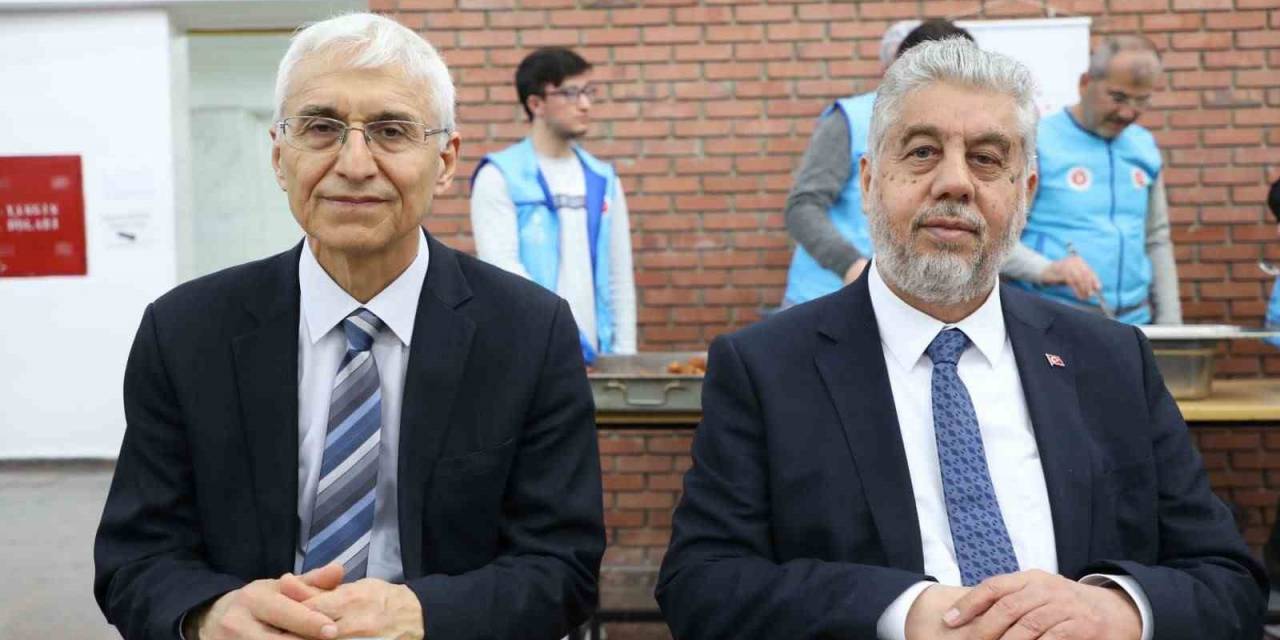 Öğrenciler İçin İftar Yemeği Verildi