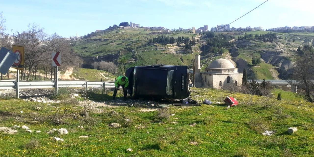 Besni’de Hafif Ticari Araç Takla Attı: 7 Yaralı