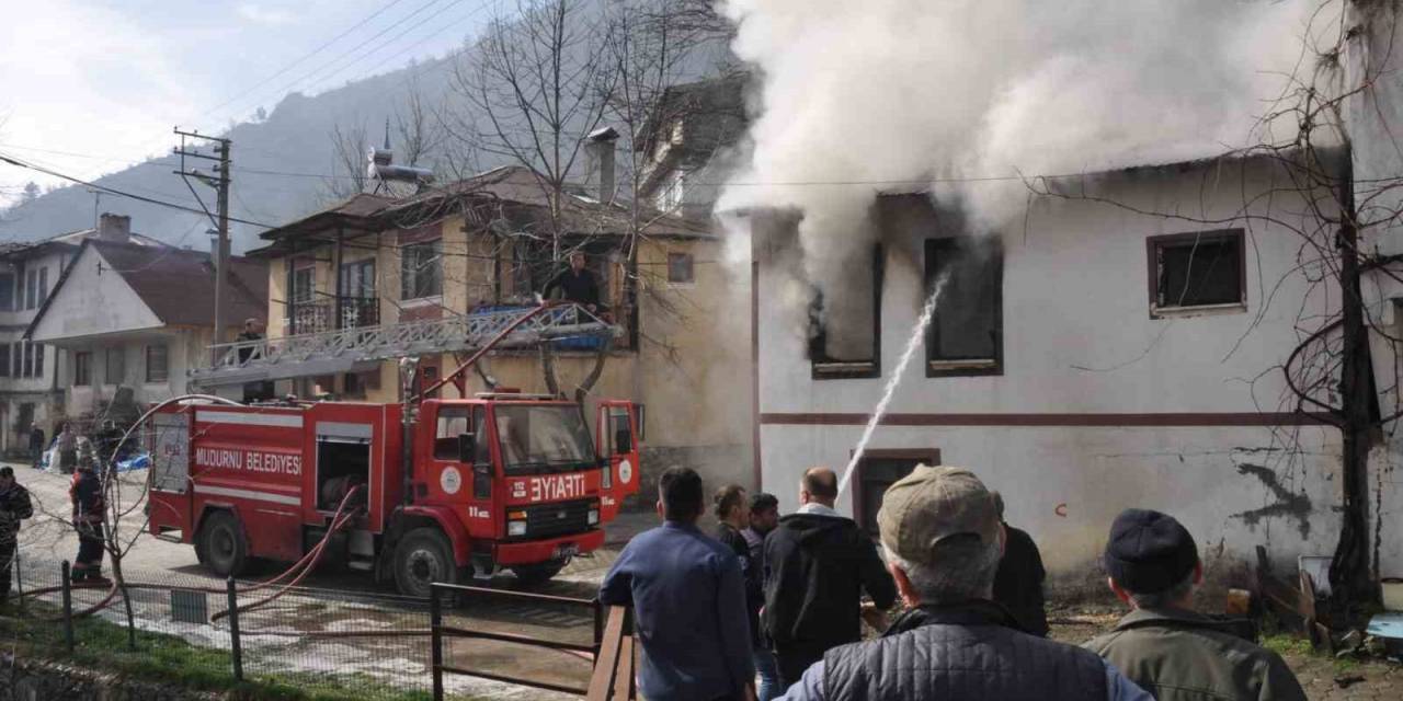 Bolu’da Korkutan Yangın, Alevler Yan Eve Sıçradı