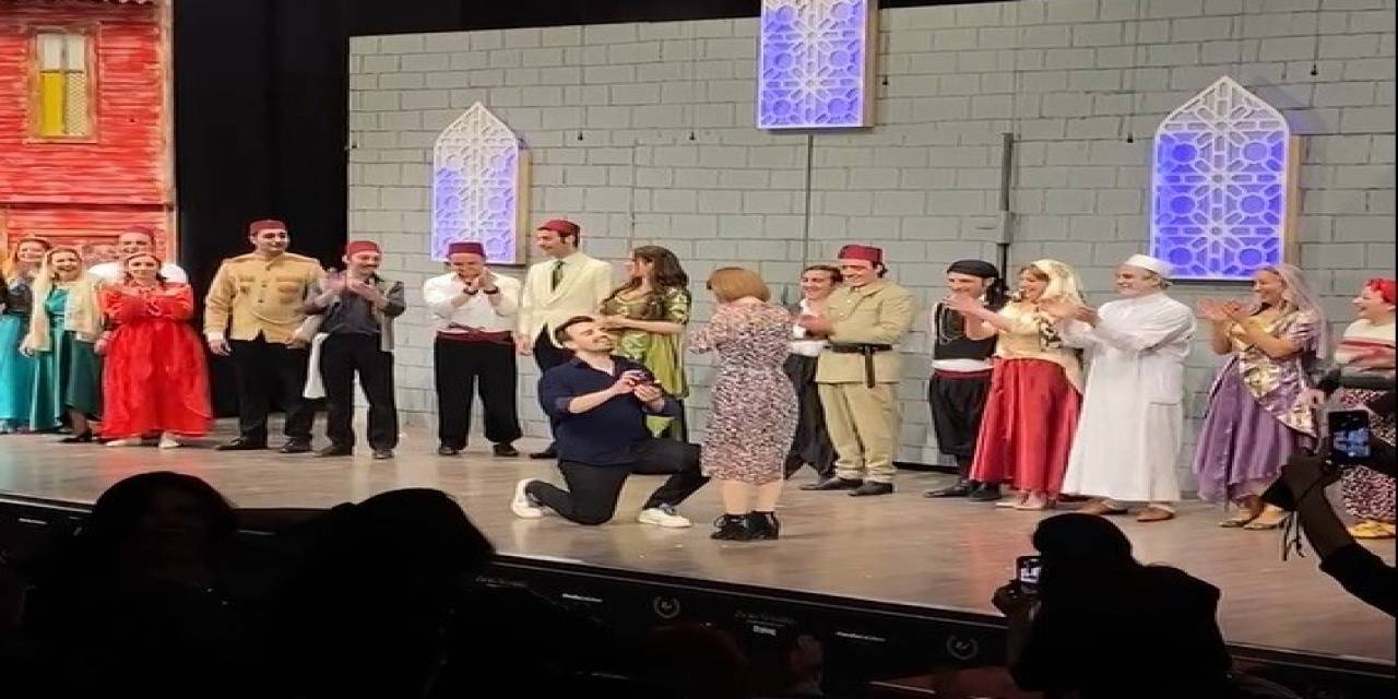 Tiyatro Oyununda İlginç Anlar: Sahneye Koşup Evlilik Teklif Etti