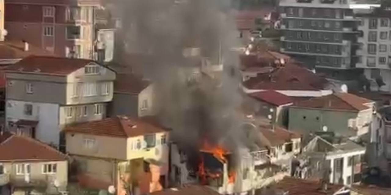 Eyüpsultan’da 2 Katlı Bina Alevlere Teslim Oldu