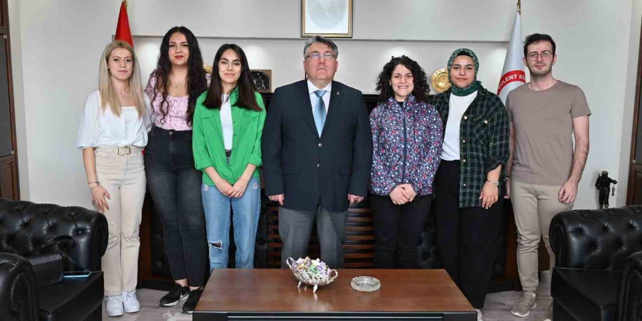 Rektör Özölçer, Biyoloji Öğrenci Topluluğu Üyeleriyle Buluştu