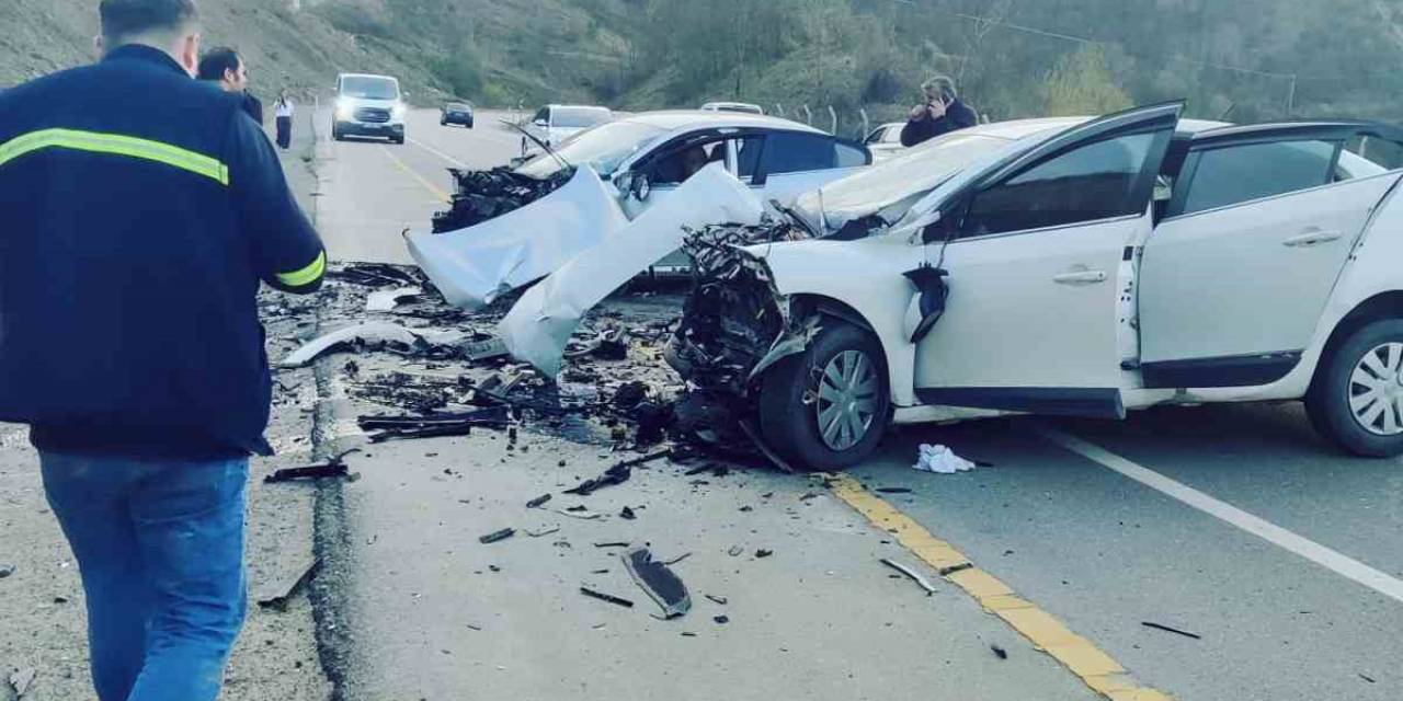 Bartın’da Otomobiller Kafa Kafaya Çarpıştı: 1 Ölü, 1 Yaralı