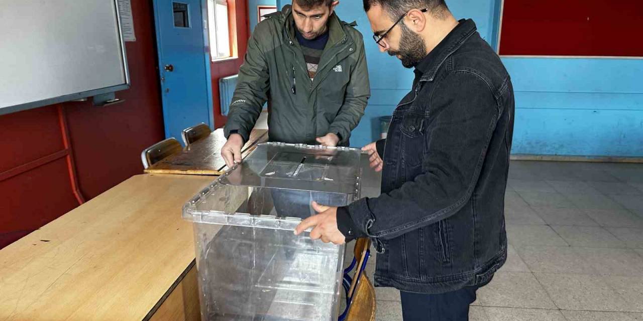 Yüksekova’da Sandıklar Okullara Yerleştirildi