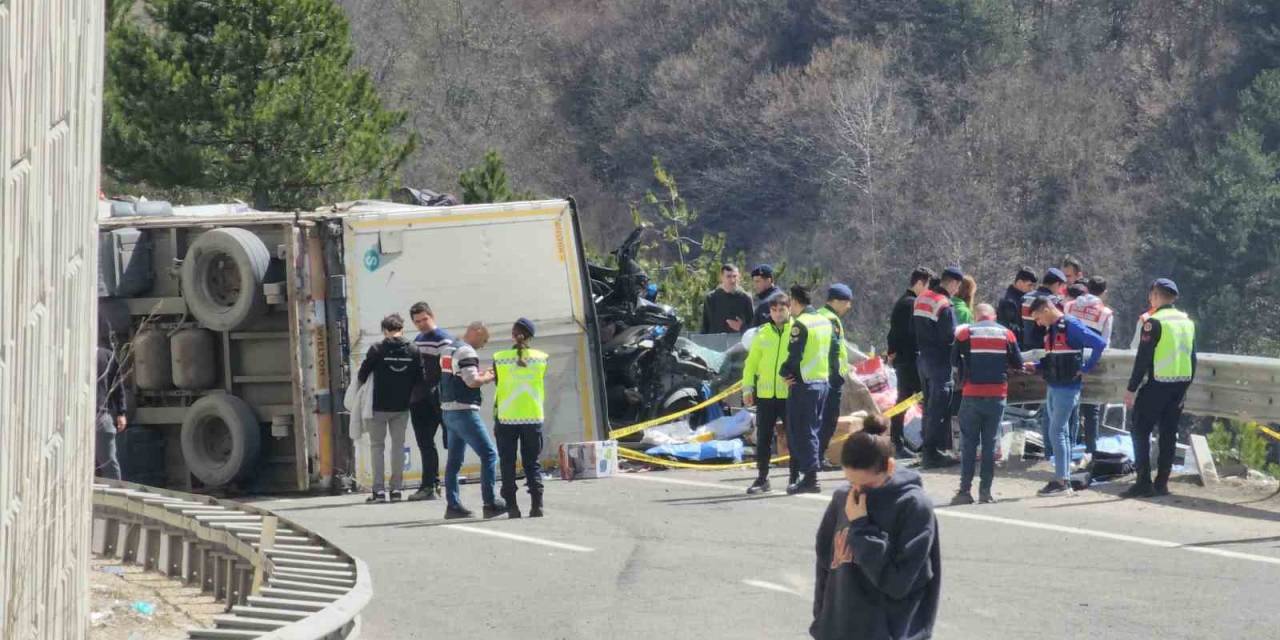 D100’de Tır Otomobilin Üzerine Devrildi: 4 Ölü, 3 Yaralı