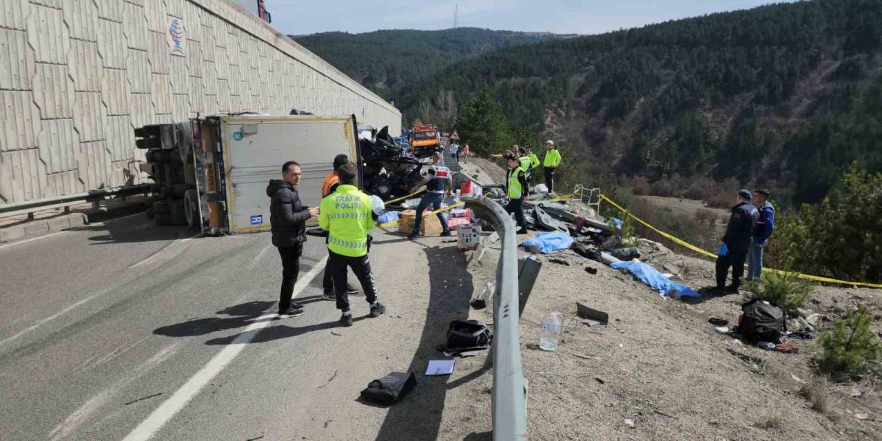 D100’de Tır Arızalanan Aracın Üzerine Devrildi: 4 Ölü, 2’si Polis 3 Yaralı