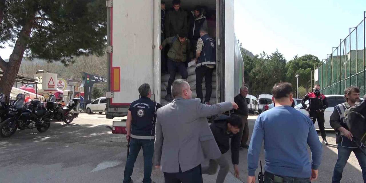 Amasya’da 40 Kaçak Göçmen Taşıyan Tırın Sürücüsü Tutuklandı