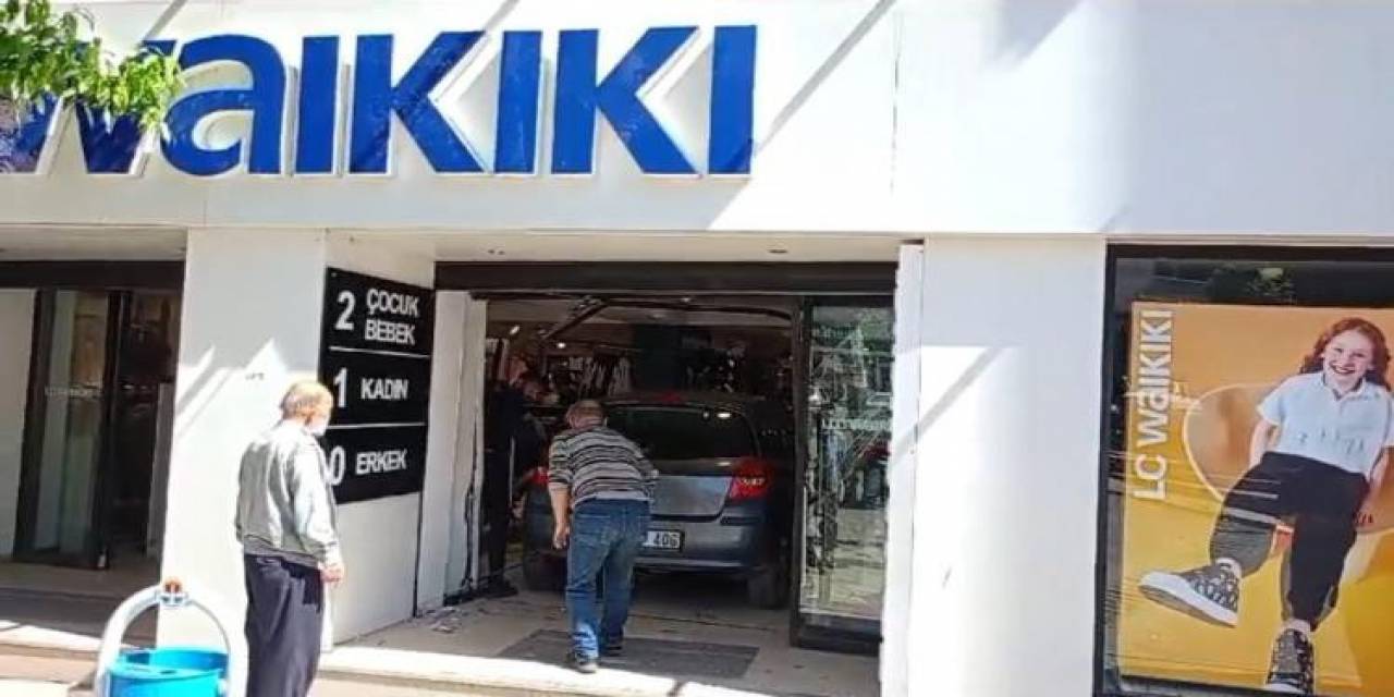 Fren Yerine Gaza Basınca Zincir Giyim Mağazasına Daldı