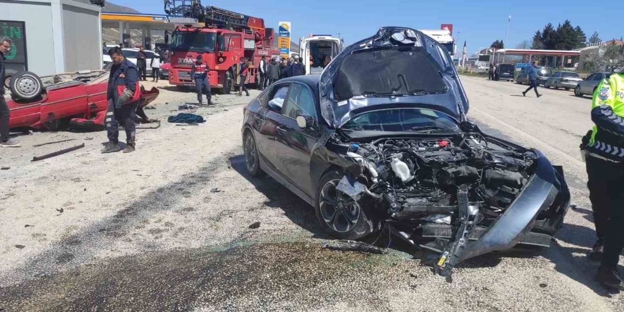 Gölbaşında İki Otomobil Çarpıştı: 1  Ölü, 6 Yaralı