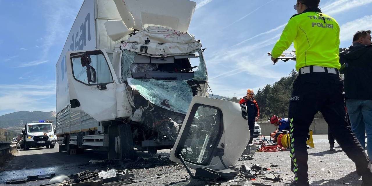 Otoyolda Lastiği Patlayan Tıra Çarpan Kamyon Kağıt Gibi Ezildi: 1 Yaralı